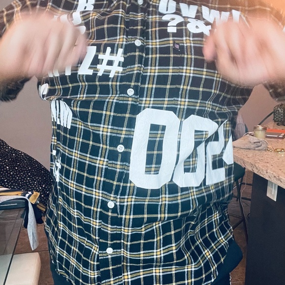 Button down - Picture 3 of 3